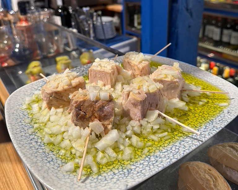 Pintxo de bonito con cebolla