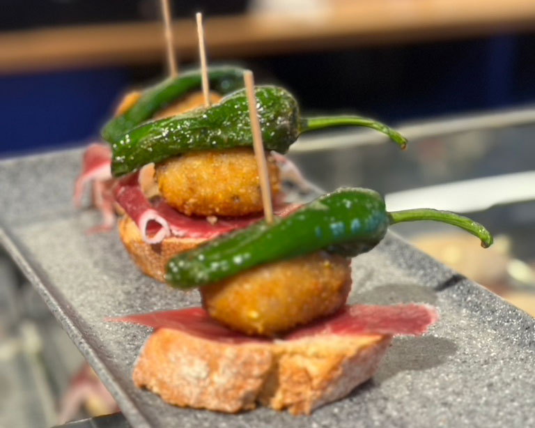 Pintxo de croqueta con jamón y pimiento