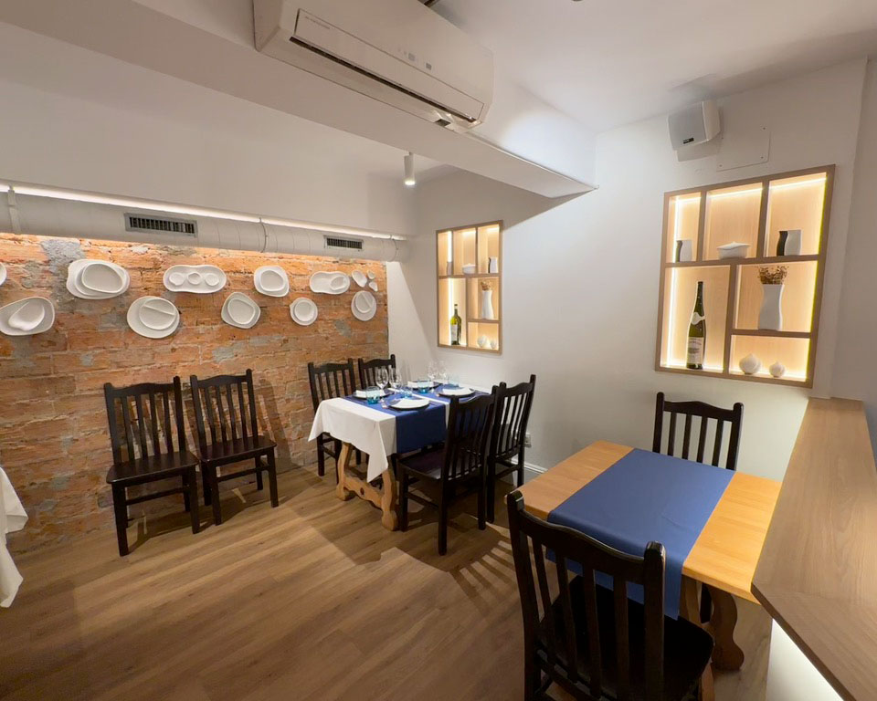 Mesas con platos decorando pared